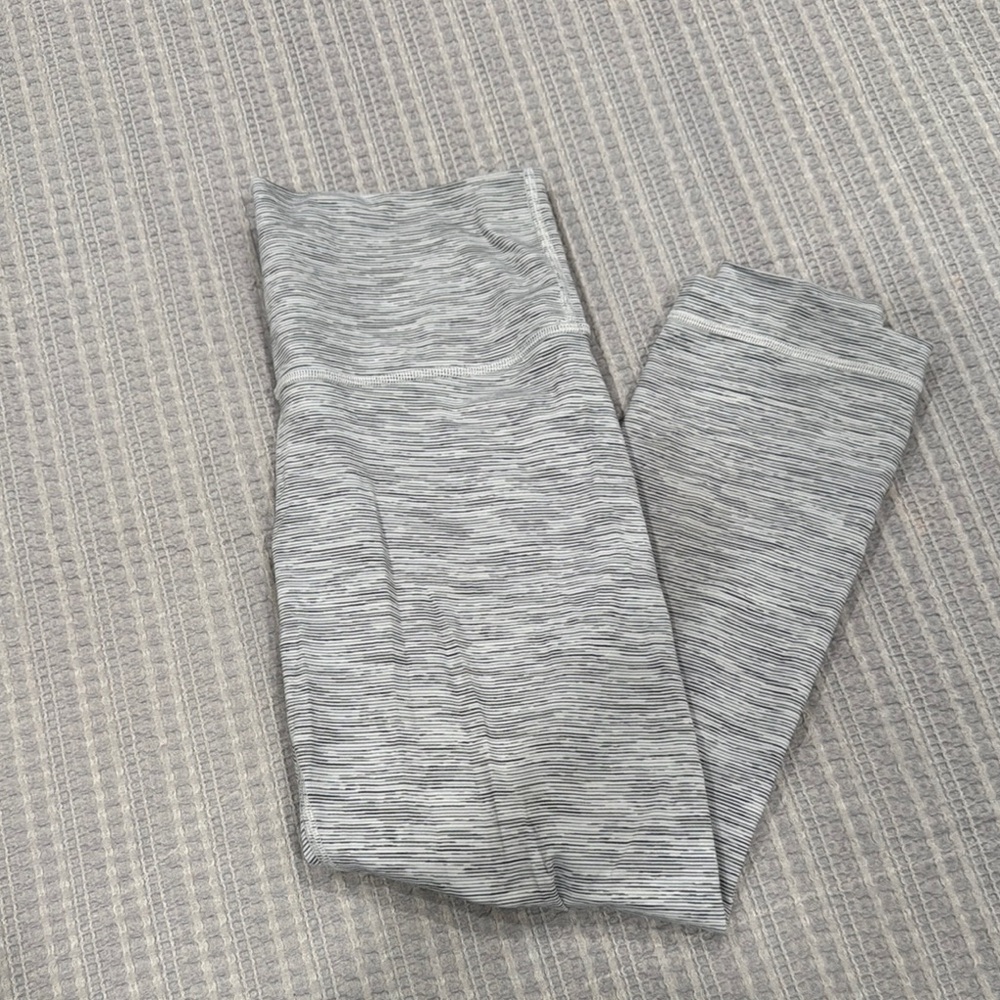 Lululemon cropped Grey Striped cropped Legging